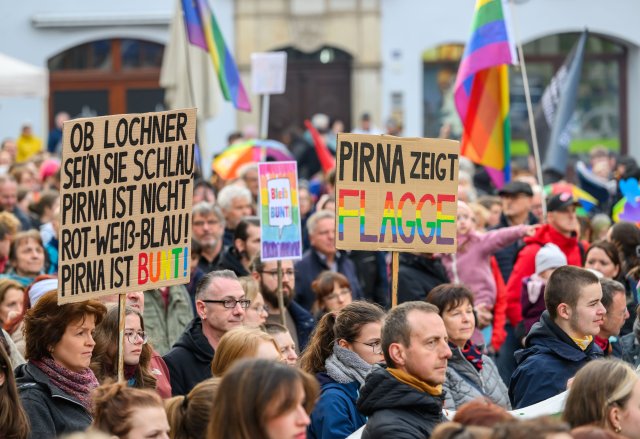 Über 1000 Menschen protestierten in Pirna gegen die Vereidigung ...