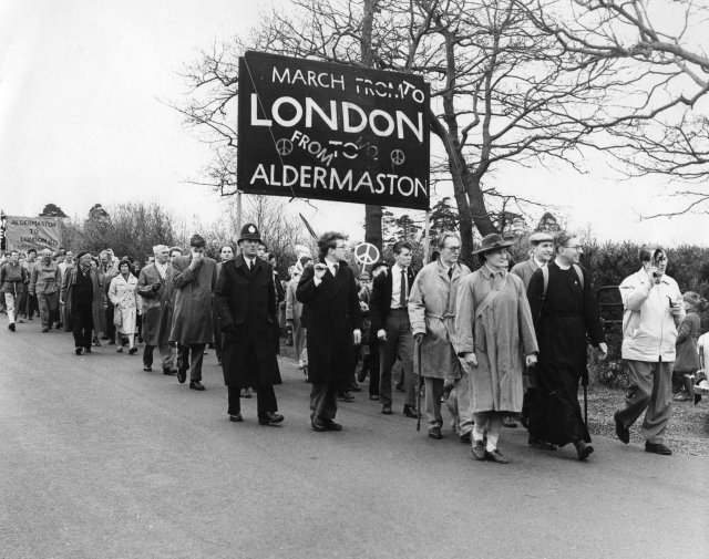 Am 4. April 1958 rief die »Kampagne für nukleare Abrüstung« zum ersten Ostermarsch auf. Die Demonstranten liefen 80 Kilometer von London nach Adlermaston, wo bristische Atonwaffen entwickelt wurden
